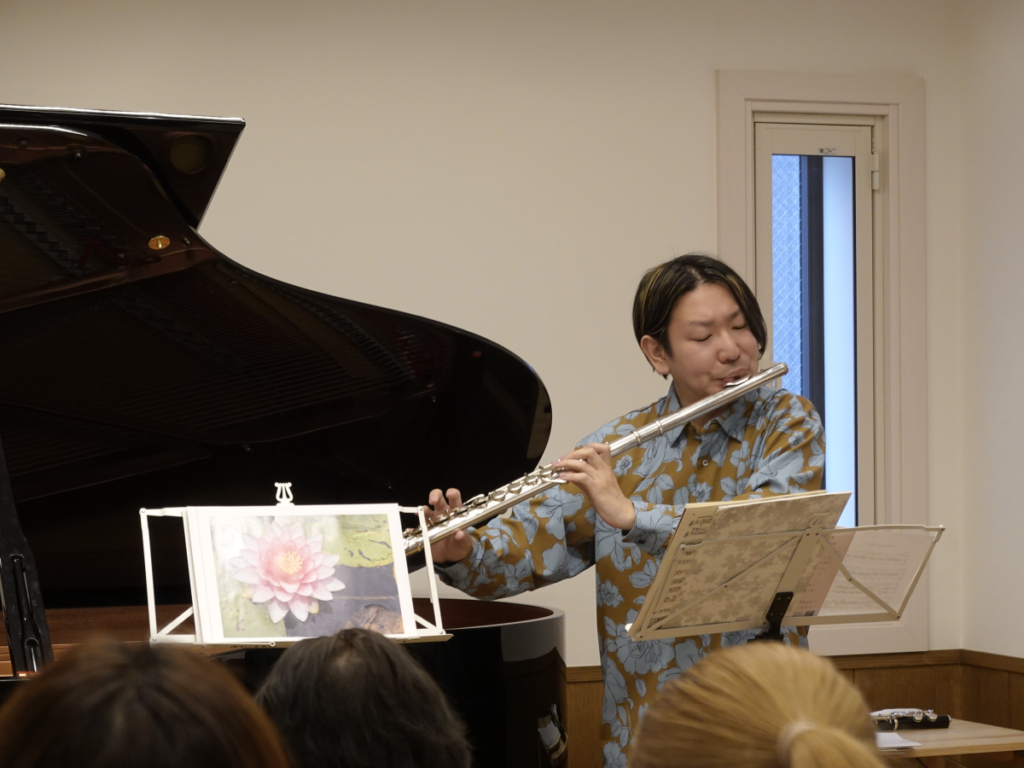 花をテーマにした公演でフルートを演奏する様子