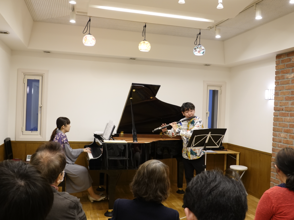 星と夜空をテーマにした公演でフルートとピアノを演奏する様子