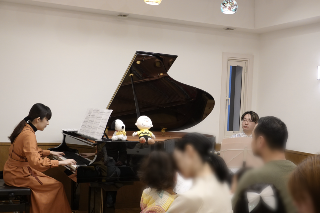 子どもたちのすぐ近くで行われるピアノ演奏