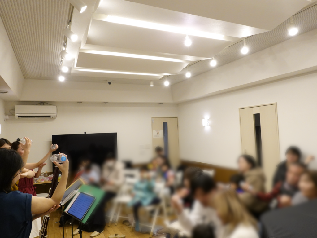 手作り楽器を手に演奏へ参加する親子公演