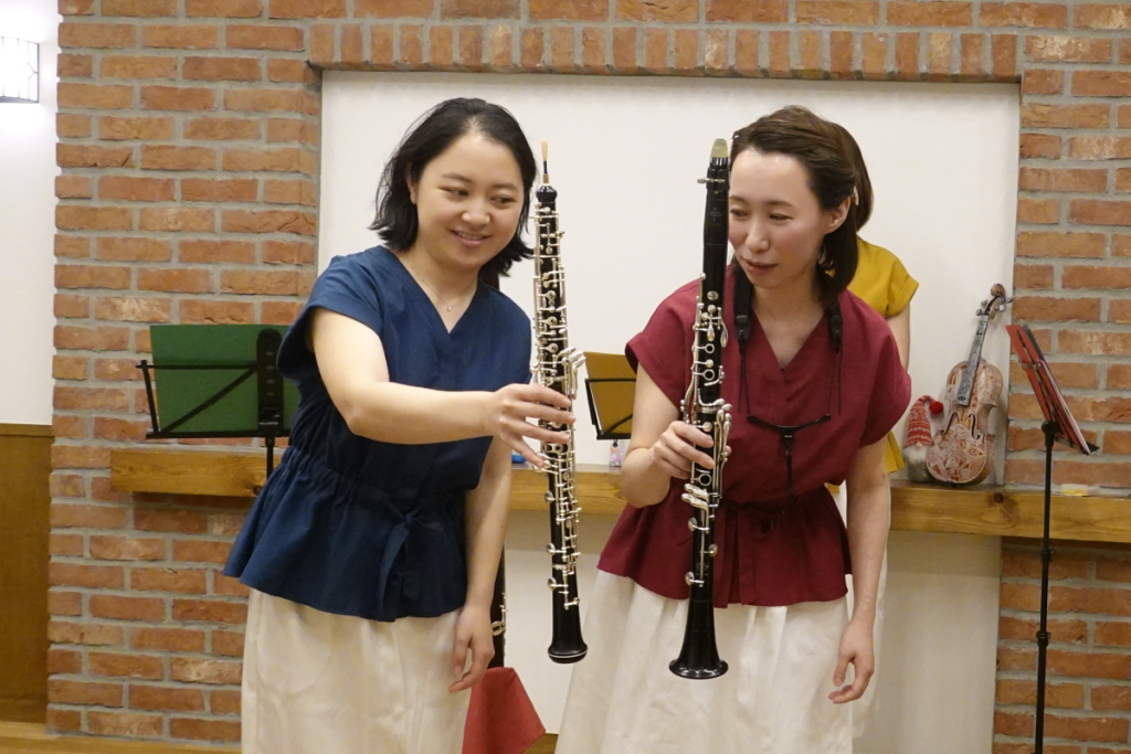 オーボエとクラリネットを並べて違いを紹介する戸部クラシックの演奏者