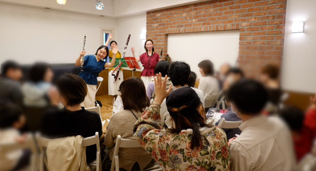 演奏者と客席が一緒に手を挙げる戸部クラシックの約20席の会場