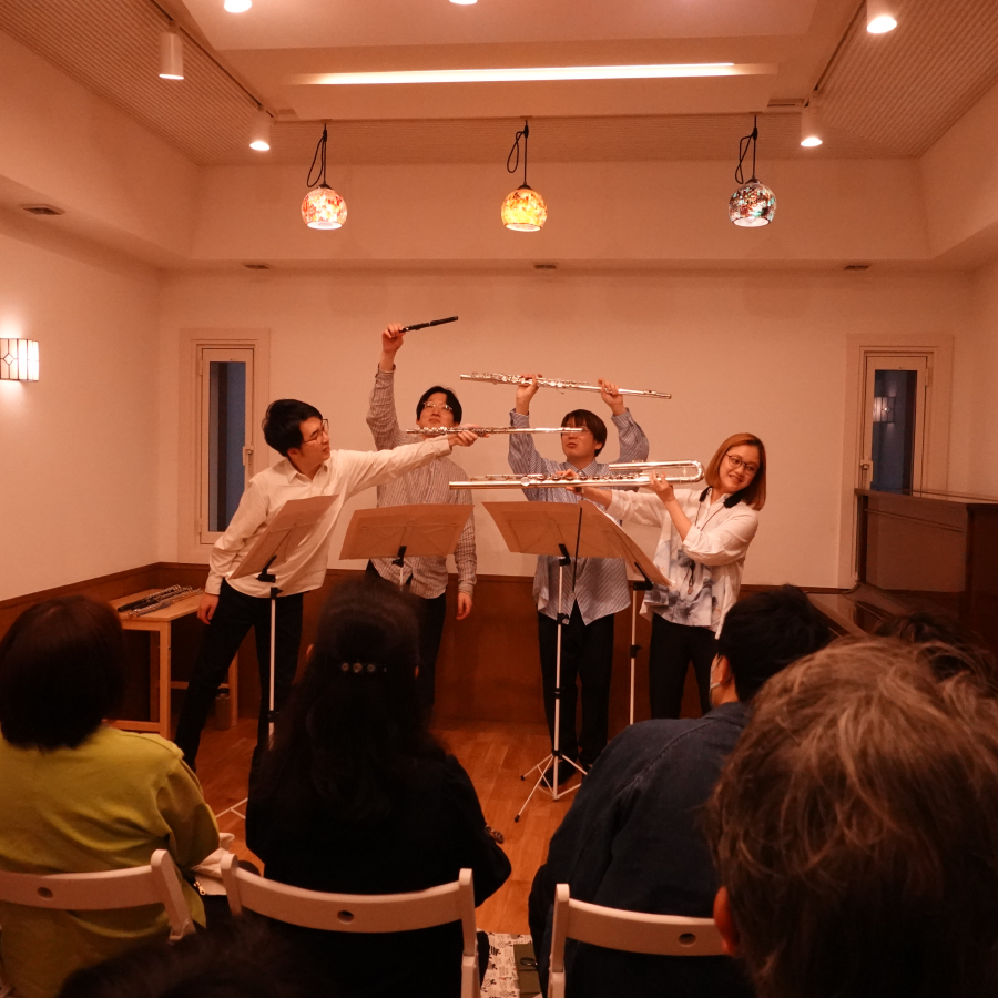 複数のフルートを掲げる戸部クラシックの演奏者