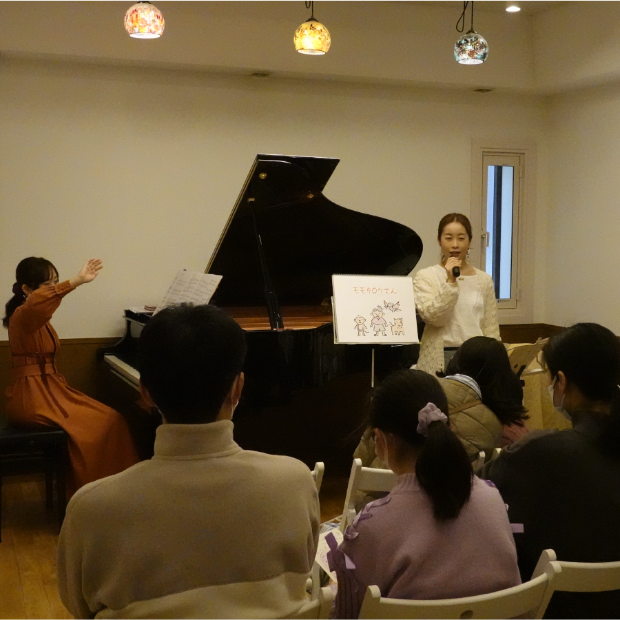 絵を見せながら物語を語る戸部クラシックの出演者
