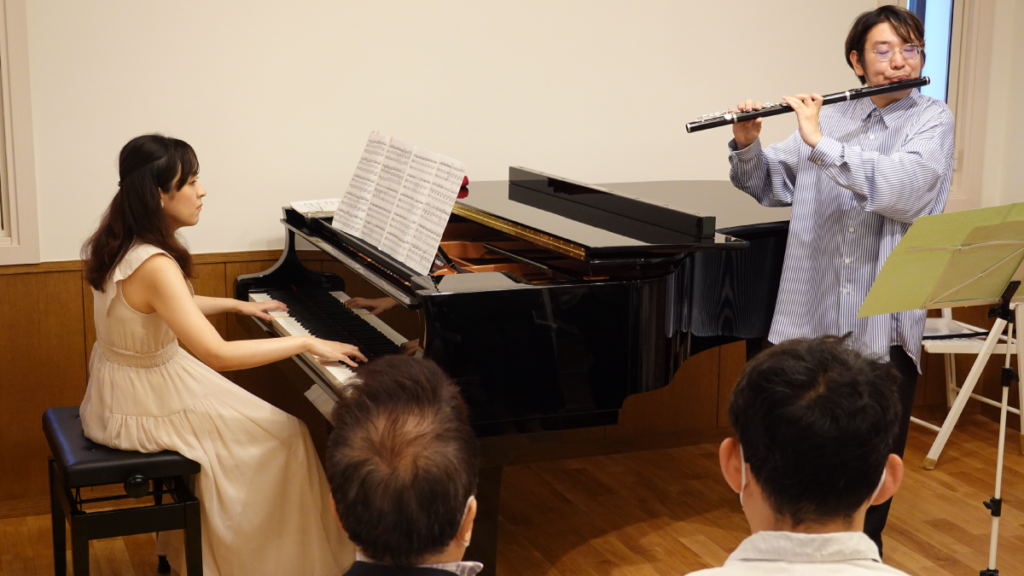 ピアノとフルートの演奏を間近で聴く戸部クラシックの客席